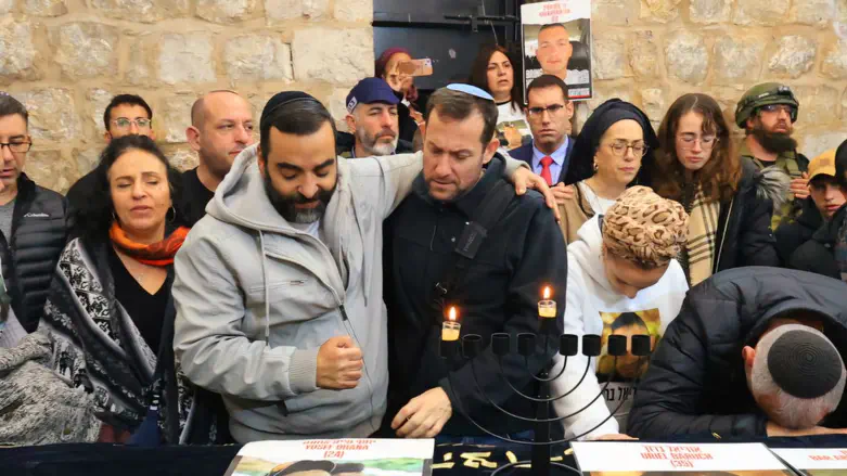 צילום: אלחי מנחם משפחות חטופים הדליקו נרות חנוכה בקבר יוסף