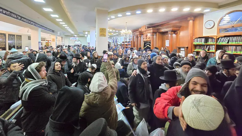 Two injured en route to Uman