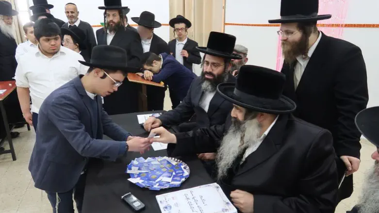 תפילת הלל מוזיקלית ודמי חנוכה מהאדמו"ר