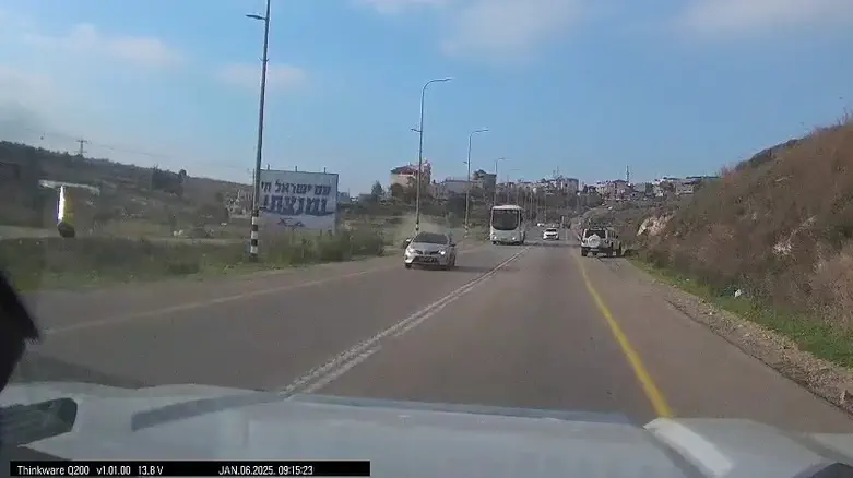 דורך את הנשק ויורה במחבל: תיעוד מהרכב