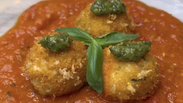 כדורי אורז מטוגנים עם רוטב עגבניות איטלקי