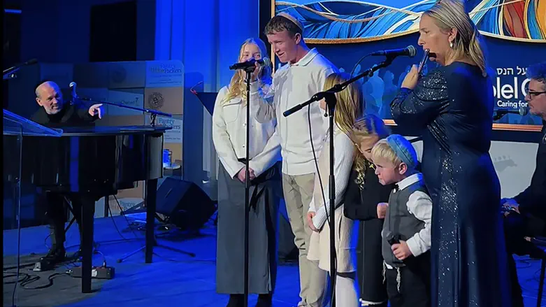 Yonatan Razel sings with family of fallen soldier