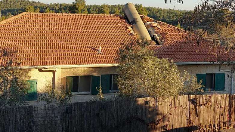 "בית הכנסת נהרס, ספרי תורה ניצלו"