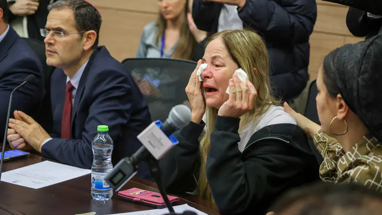 Hostages' families attack Defense Minister over emerging deal