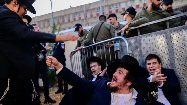 חרדים מהפלג הירושלמי הפגינו בשערי הבקו"ם