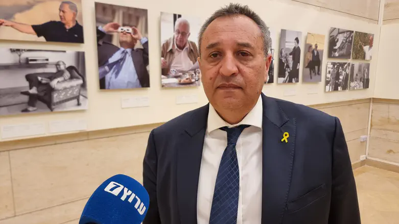 צילום: חזקי ברוך ח"כ סימון דוידסון תקף צעירים חרדים ביציע