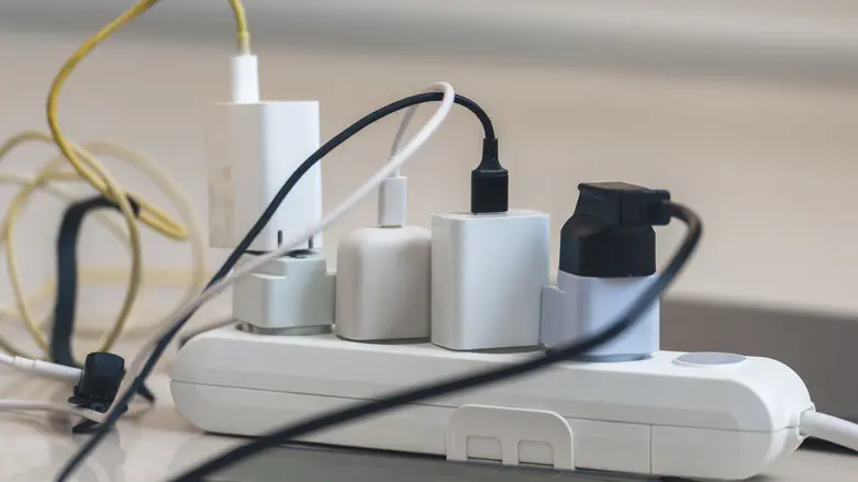 צילום: iStock Израильское шпионское устройство в зарядке для телефона?