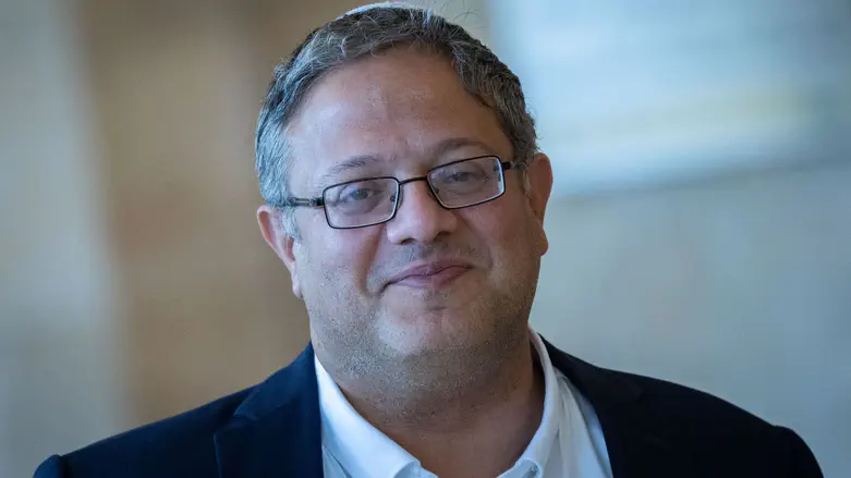 צילום: יונתן זינדל, פלאש 90 לחיצת היד של בן גביר והרמטכ"ל בכנסת