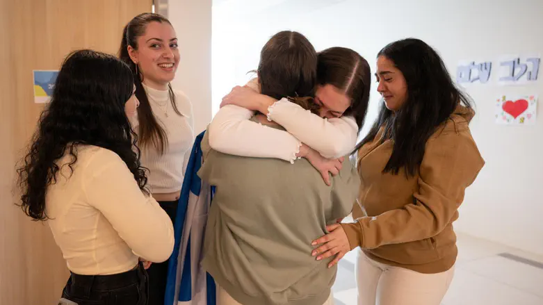 צילום: דובר צה"ל תיעוד מרגש: חמש התצפיתניות התאחדו