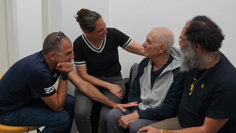 השיר שנולד מהחיבוק של החטוף שחזר הביתה