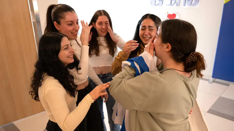 צילום: דובר צה"ל חמש התצפיתניות שימשו מגן אנושי לבכיר חמאס