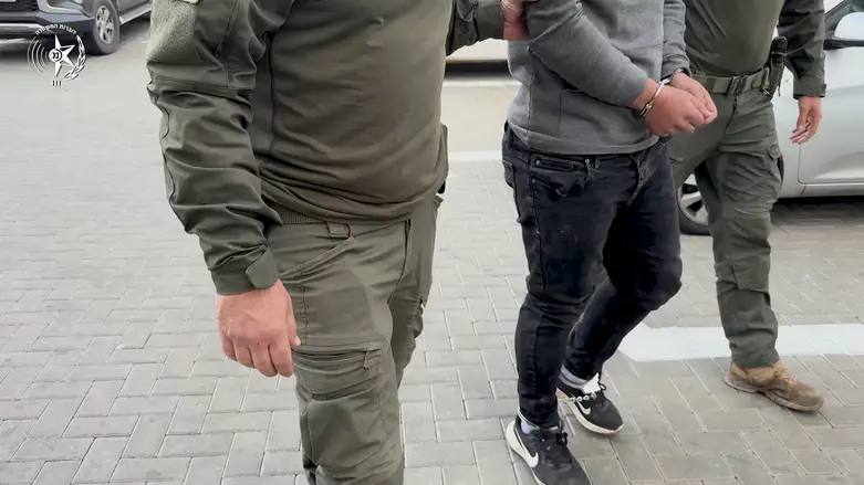 צילום: דוברות המשטרה שניים נעצרו לאחר שתלשו מזוזה