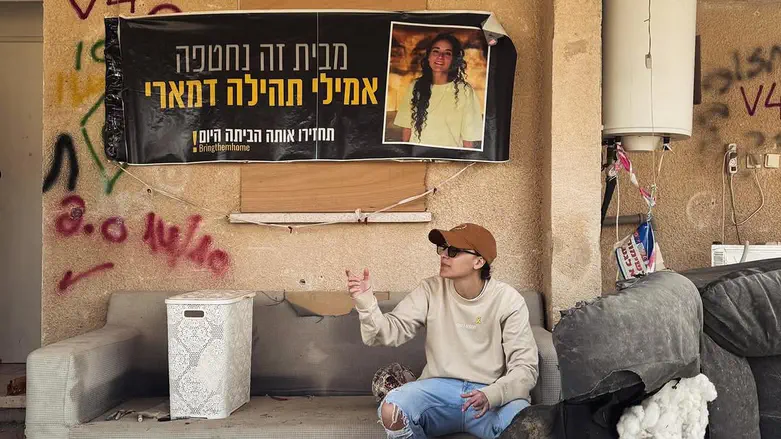 אמילי דמארי ורומי גונן באו לכיכר החטופים