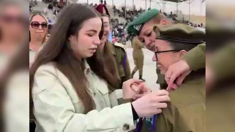 צילום: דובר צה"ל Agam Berger presents sister with military lanyard at graduation