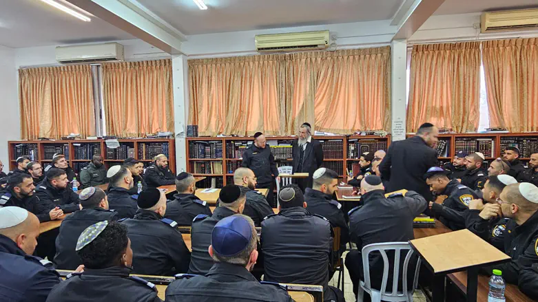 צילום: דוברות המשטרה חניכי קורס קצינים ביקרו בישיבת חברון