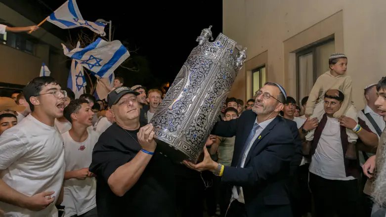 צילום: דוברות ספר תורה לזכרם של גיבורי צוות פרץ