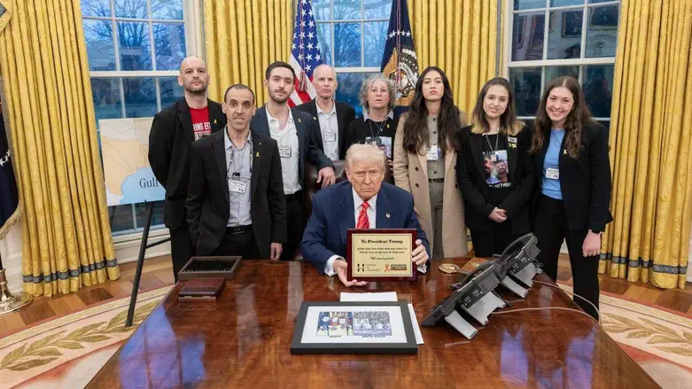 טראמפ נפגש עם שורדי השבי בבית הלבן