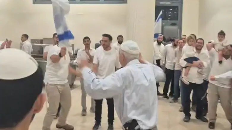 Watch 97-year-old War of Independence veteran dances on Independence Day