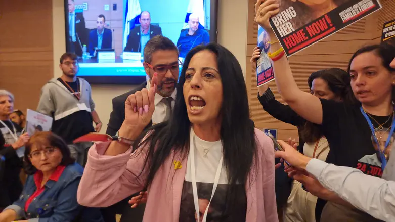 Arutz Sheva Hostage's mother calls to disobey reserve call ups