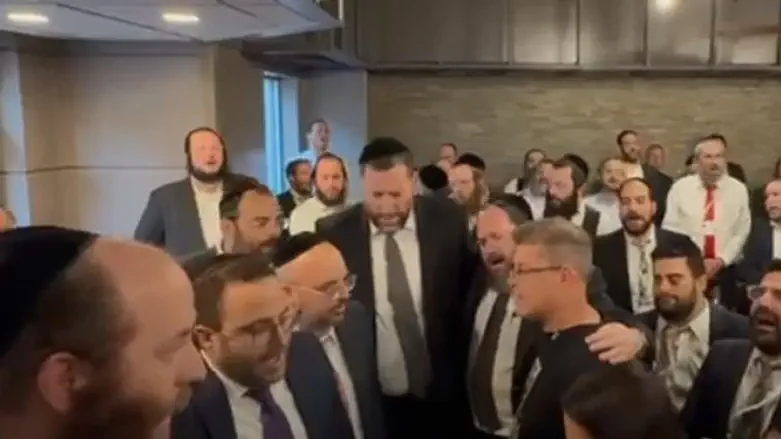 יועצי שרים חרדים שרו עם הורי החטוף