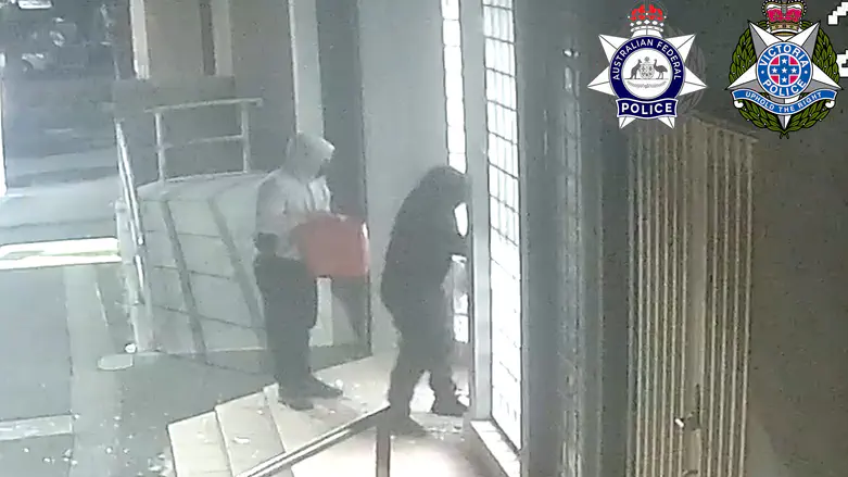 CCTV footage shows synagogue arsonists in coordinated attack