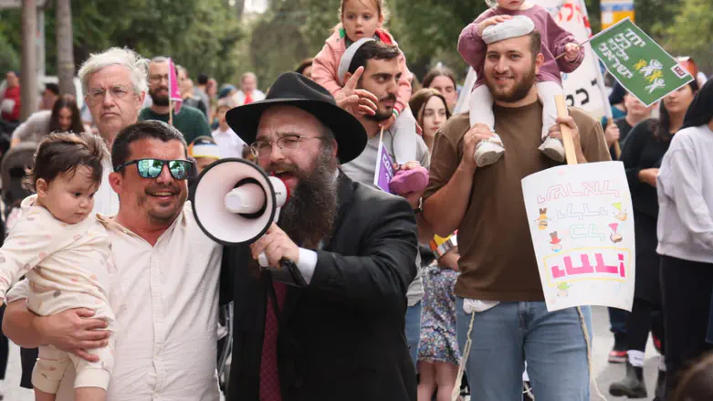 צילום: באדיבות המצלם Jerusalem thoroughfare transformed by joyful Lag Ba'omer parade