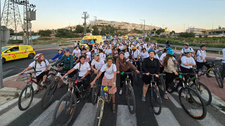 אלפי רוכבים - ביום הולדתו של החטוף