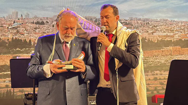 צפו: עטוף בטלית - ראש מועצת שומרון בירך את מייק האקבי בברכת כהנים | ערוץ 7