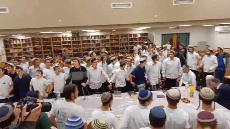 לרגל החג: 200 סיומי מסכתות בישיבת בני צבי