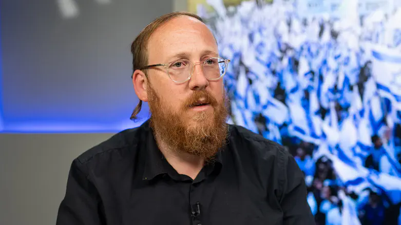 לתת רוח גבית ללוחמים, לרסן את מערכת המשפט