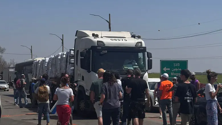 Hostages' families block trucks: 'This is direct aid to Hamas'