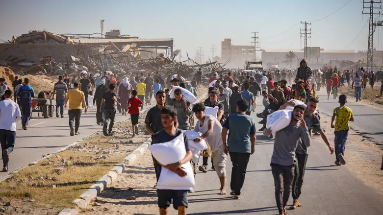 مسؤول أمني إسرائيلي: نصف مساعدات غزة تُنهب بانتظام