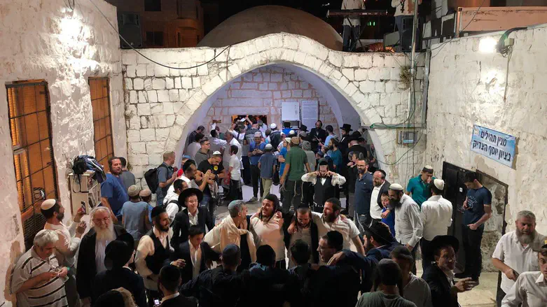 IDF considers return to Joseph's Tomb