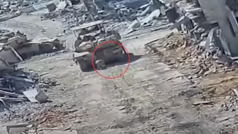 Hamas terrorist plants bomb on IDF tank, flees before blast