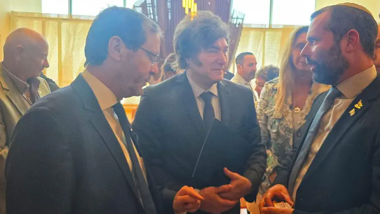 Binyamin Governor gifts President Milei millennia-old coin