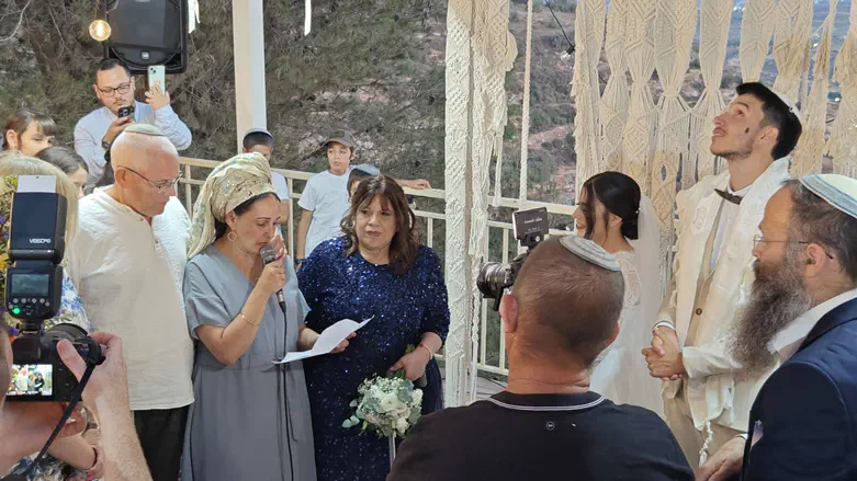הוריו של הנופל ליוו חייל בודד לחופה