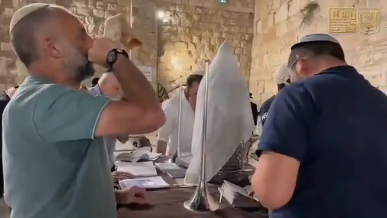 Shofar blasts at the Western Wall