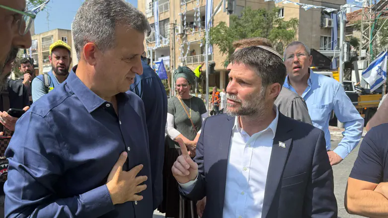 כשהשר סמוטריץ' עלה לדירה שנפגעה ברמת גן