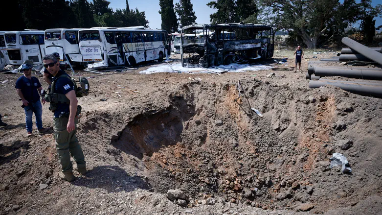 Bedouins steal fuel from buses damaged by missile