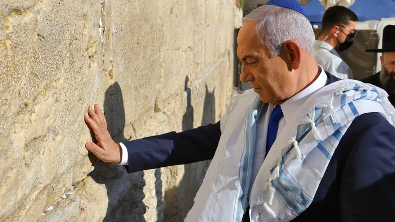 Netanyahu prays for Trump at the Western Wall