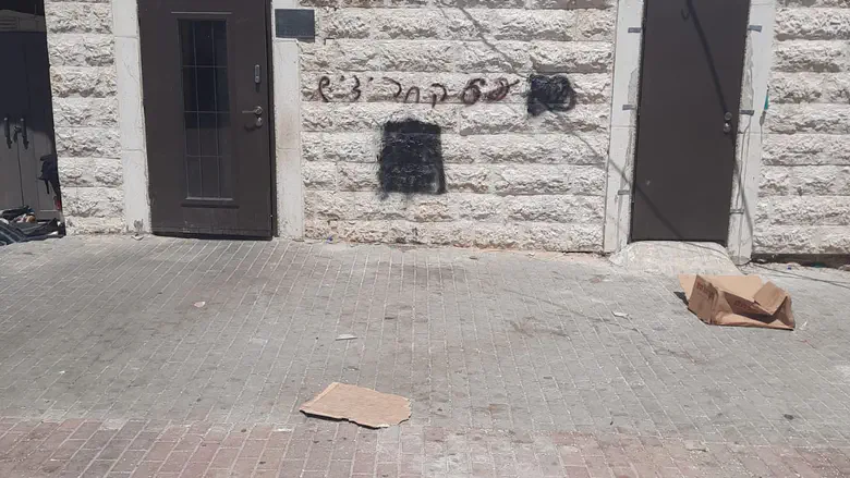 גרפיטי פוגעני רוסס על קיר בית כנסת באשדוד