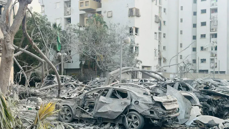 The moment a missile hit a residential building in Be'er Sheva