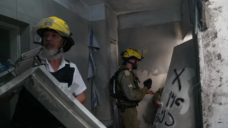 Home Front Command and ZAKA search Be'er Sheva impact site
