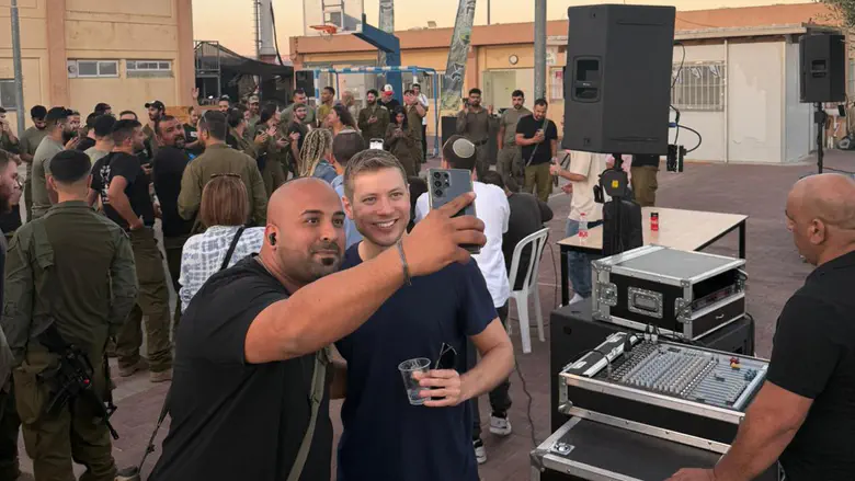 Yair Netanyahu joins special barbecue for IDF reservists