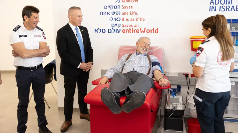 Huckabee visits MDA headquarters and donates blood