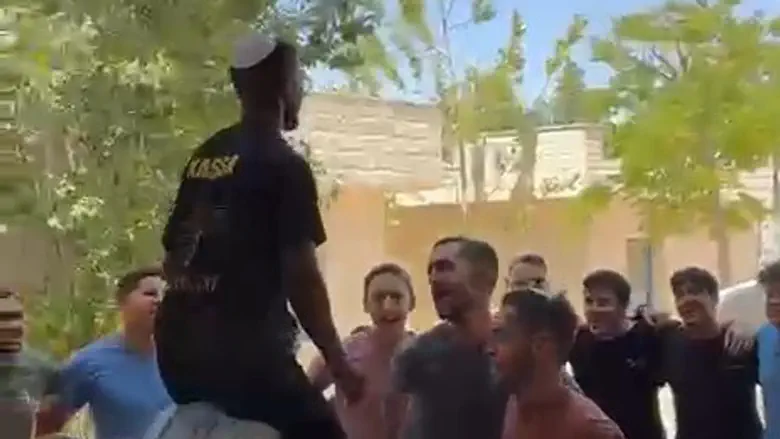 Critically injured Golani commander celebrates wedding