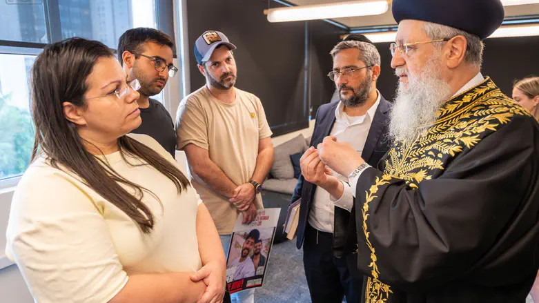 הרב הראשי התפלל עם משפחות החטופים