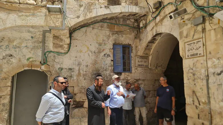 הביקור המרגש בבית הסב שנרצח על ידי פורעים