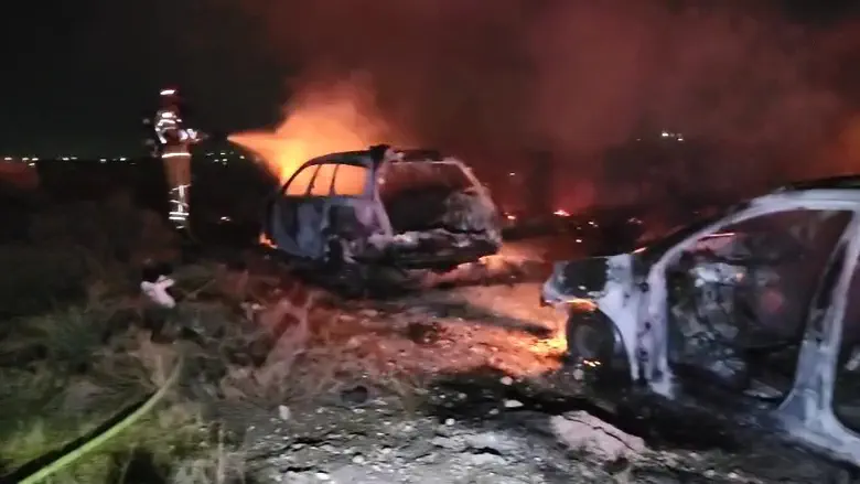 Palestinian Arabs set fire to two cars near Bat Ayin