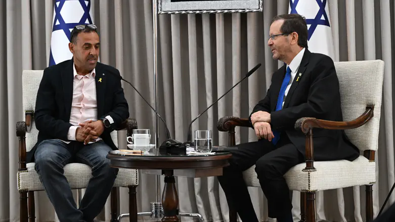 צילום: חיים צח/ לע"מ הקריאה המשותפת של אלי שרעבי והנשיא הרצוג